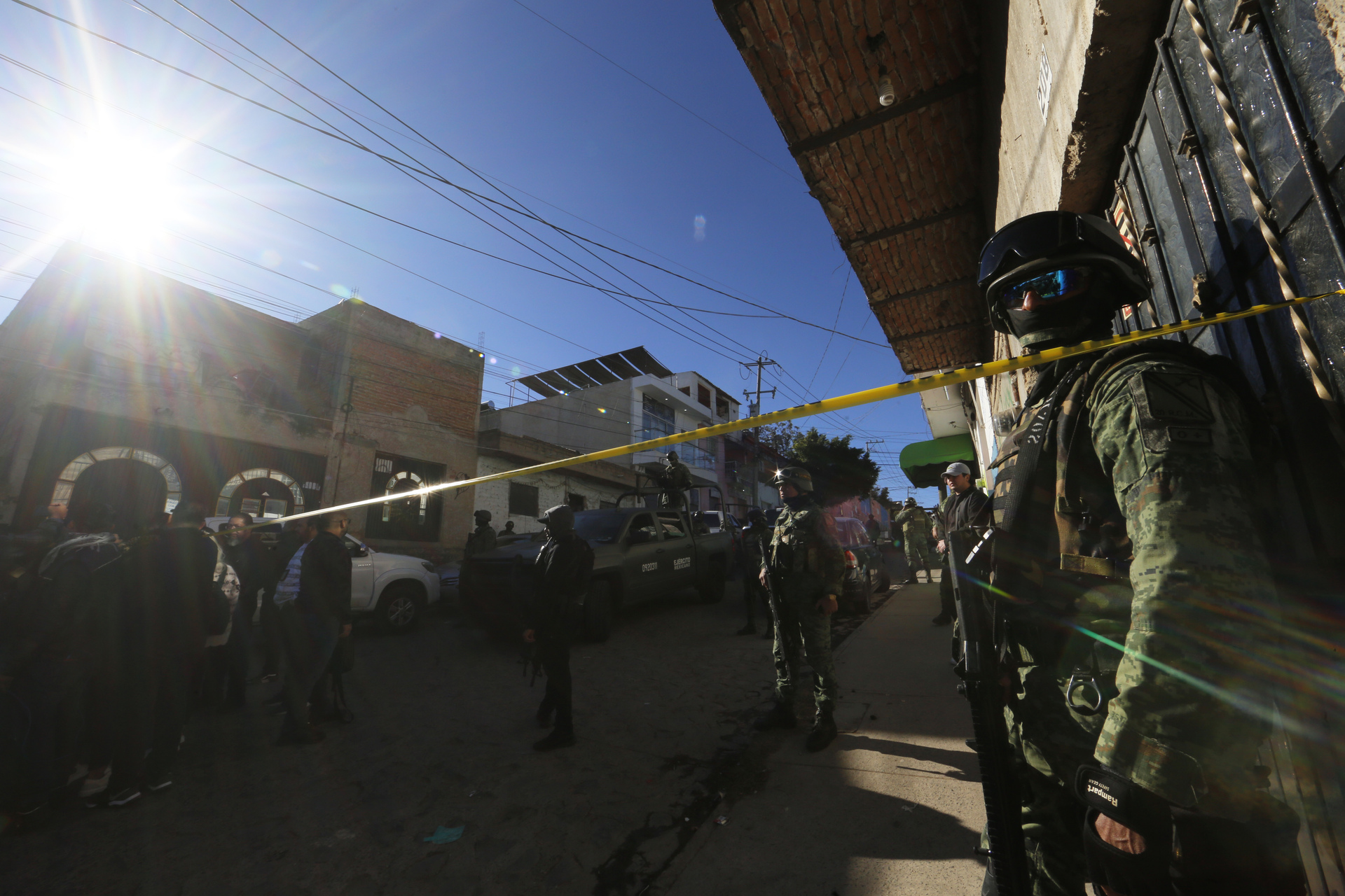 Integrantes del Ejército Mexicano, resguardan la zona donde se registró un ataque armado la madrugada de este domingo, en el municipio de Tlaquepaque. (AGENCIAS)
