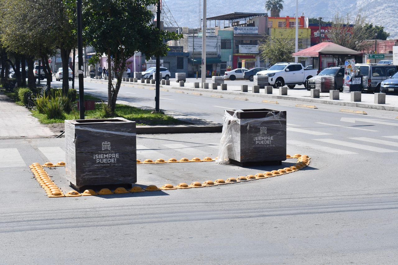 Algunas macetas ya se instalaron en el cruce de la avenida Hidalgo y también se colocaron boyas. (FERNANDO COMPEÁN / EL SIGLO DE TORREÓN)