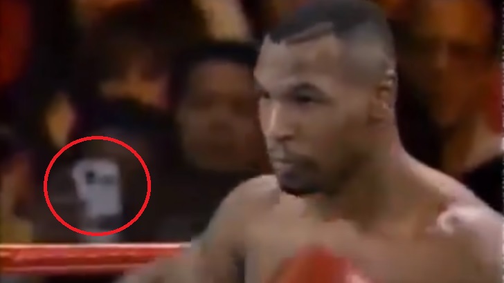 ¿Por qué hay un smartphone en una pelea de Mike Tyson de 1995?