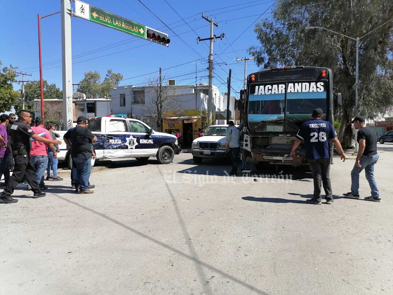 Patrulla de la Policía Municipal choca contra camión de la ruta Jacarandas