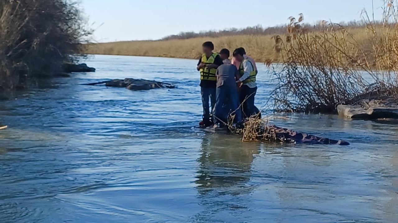 Rescatan a dos menores migrantes del río Bravo