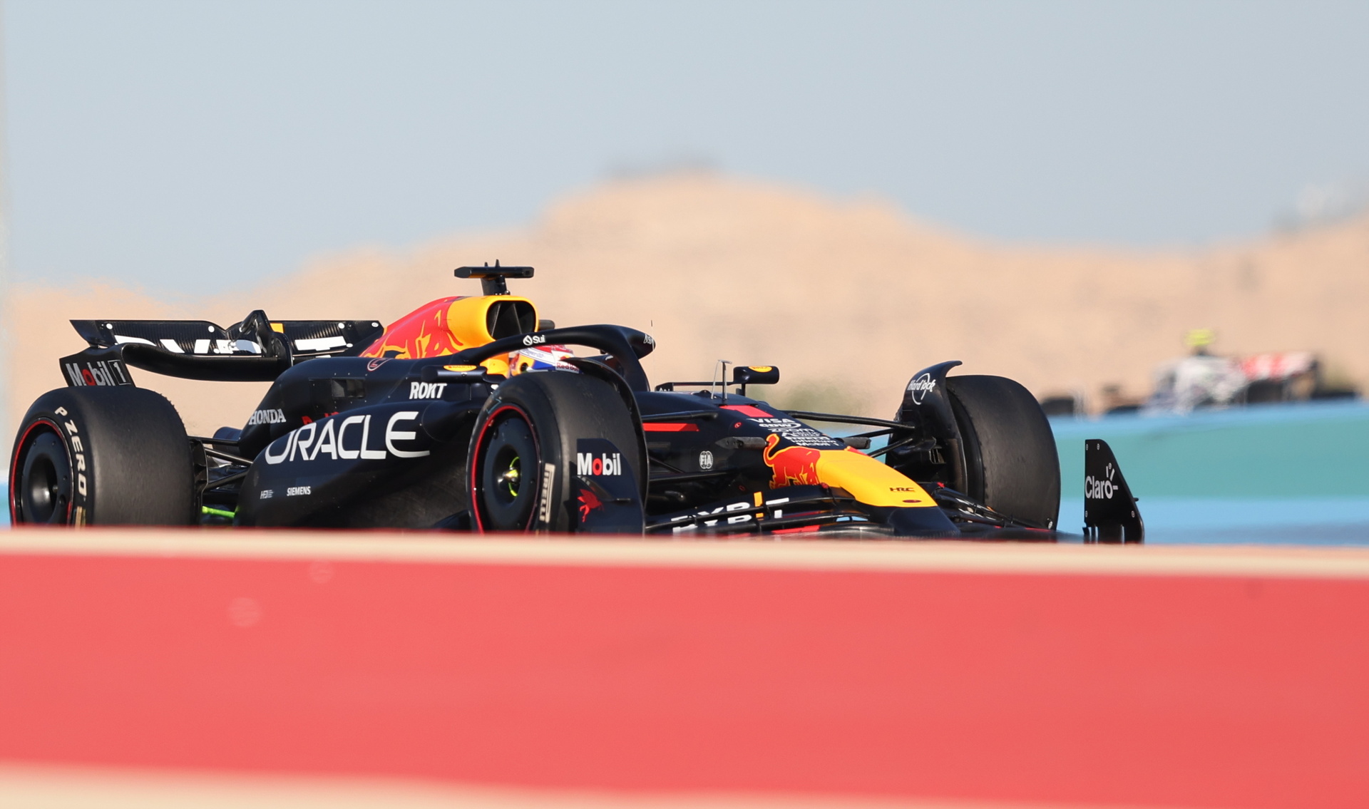 Verstappen domina el primer día de pruebas, Sergio Pérez esperará al jueves