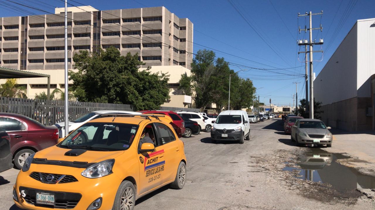 Autoridades y colonos de Torreón Jardín proponen estacionamiento elevado para el IMSS