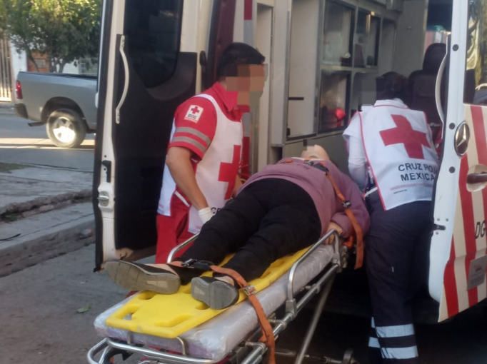 Mujer de 57 años termina en el hospital tras ser impactada por un auto en Gómez Palacio