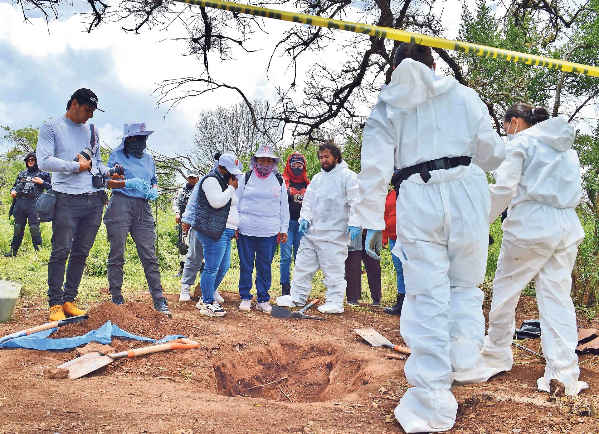 Descubren fosas clandestinas con 11 cadáveres en Michoacán