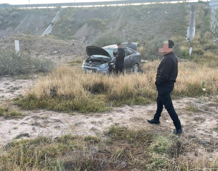 Abandonan vehículo tras volcar en Gómez Palacio