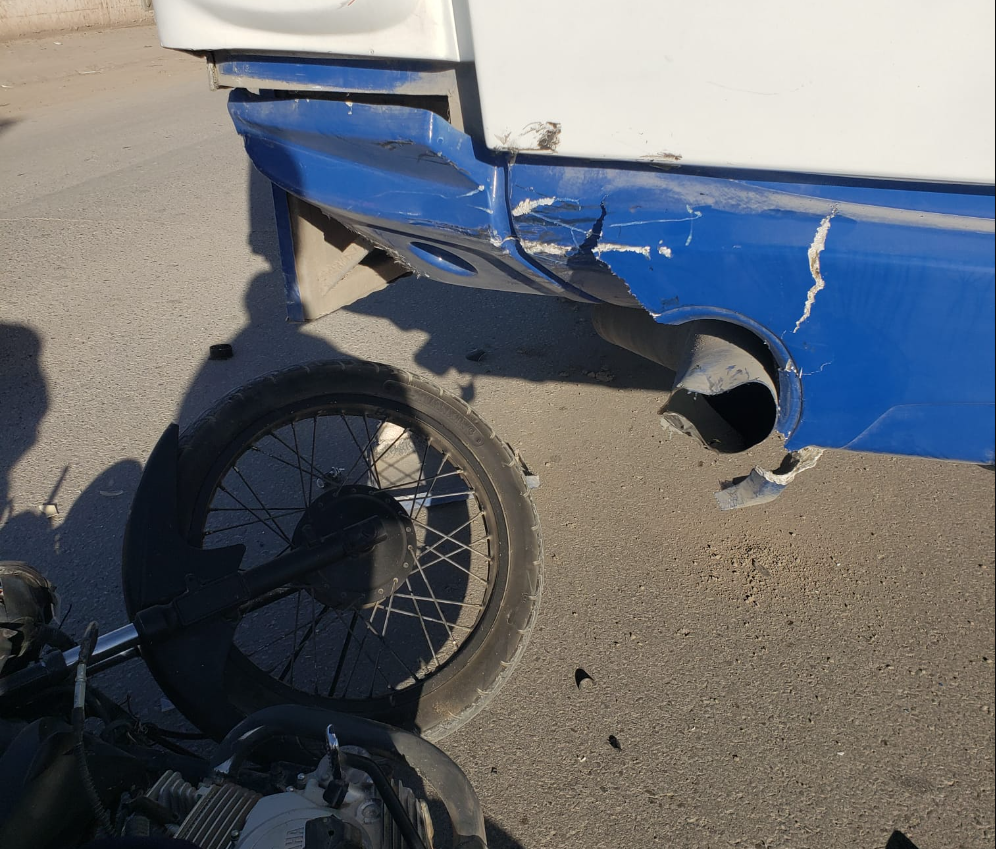 Motociclista se lesiona tras chocar contra un autobús de pasajeros en Gómez Palacio