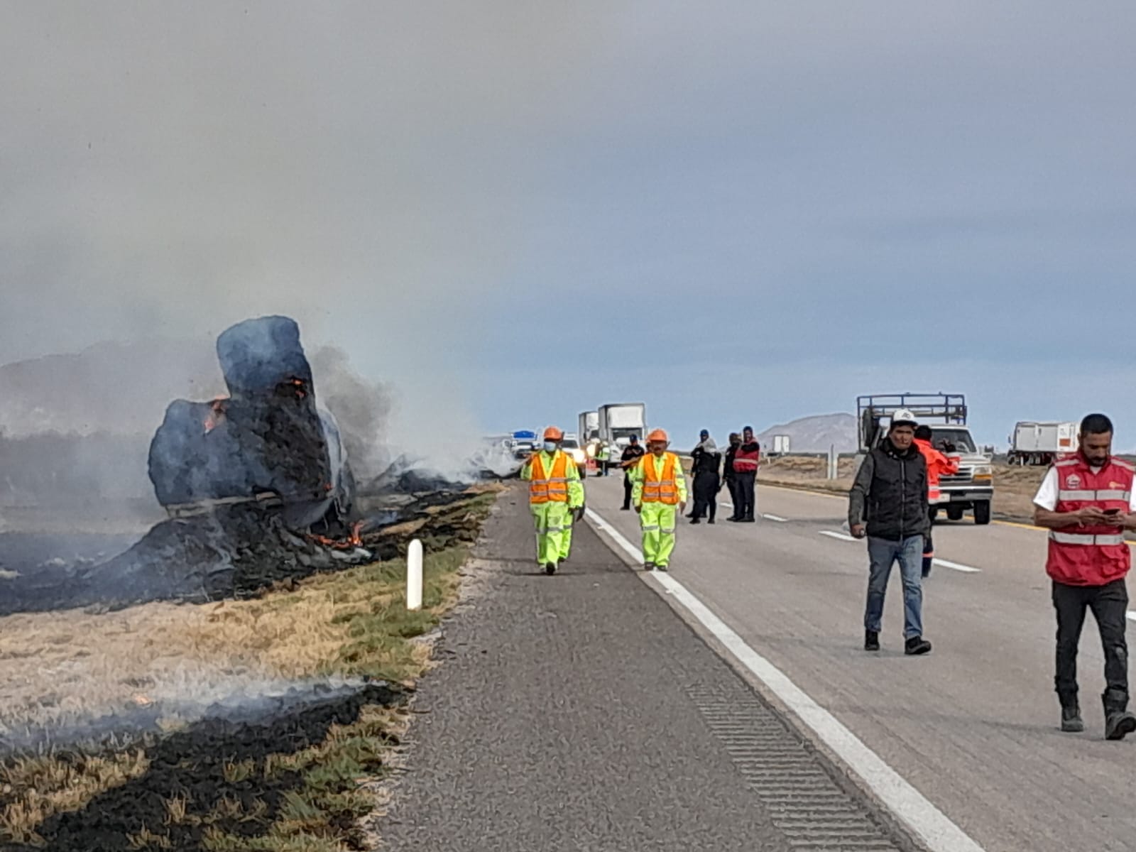 Se incendia plataforma de tráiler cargada con alimento para ganado en ...