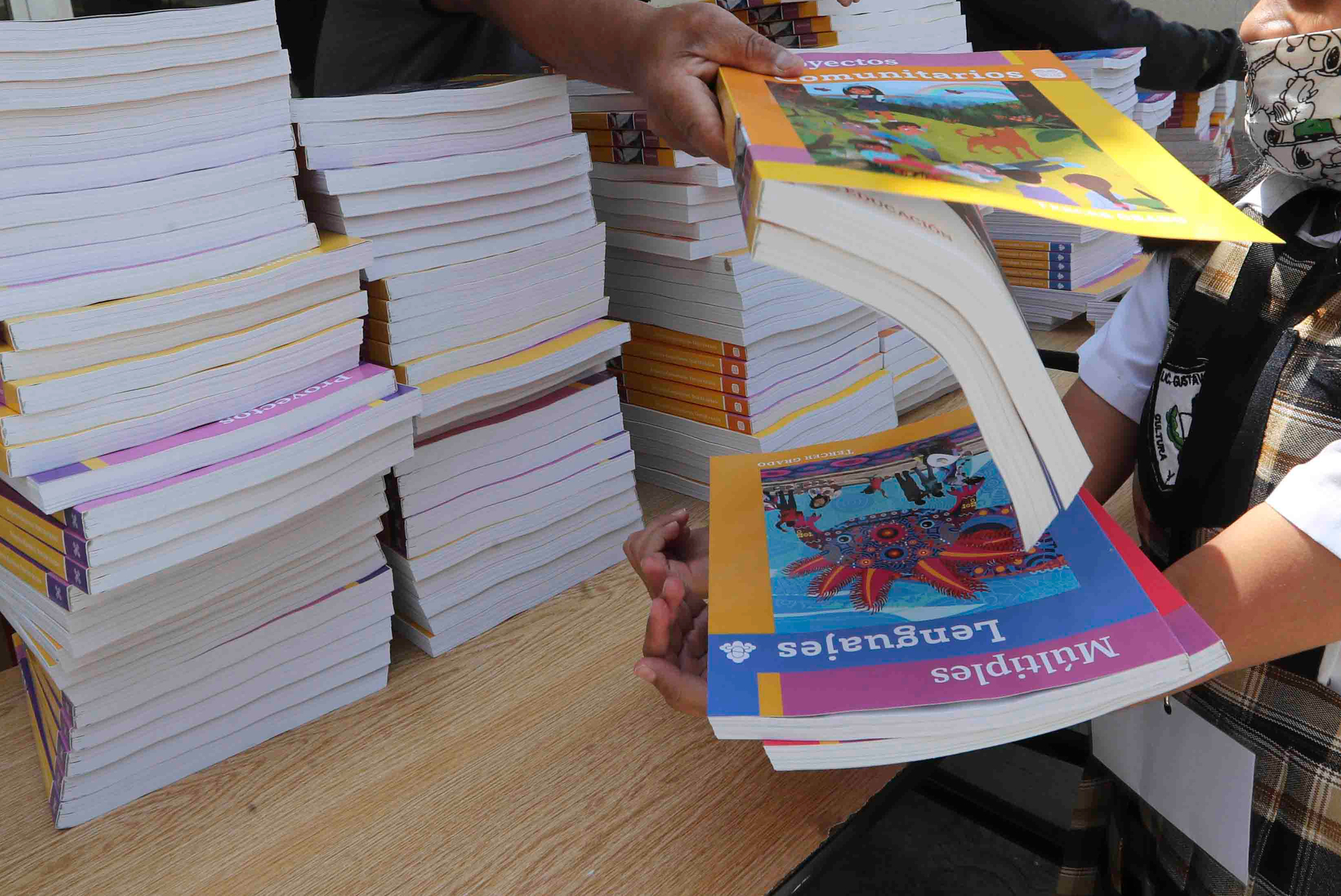 SEDU registra avance del 50 % en entrega de libros en la zona rural de Coahuila