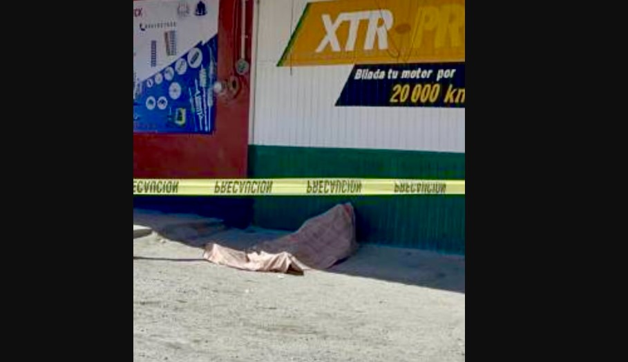 Un hombre perdió la vida al exterior de un comercio la mañana de este sábado en el municipio de Saltillo; habría sufrido un infarto. 