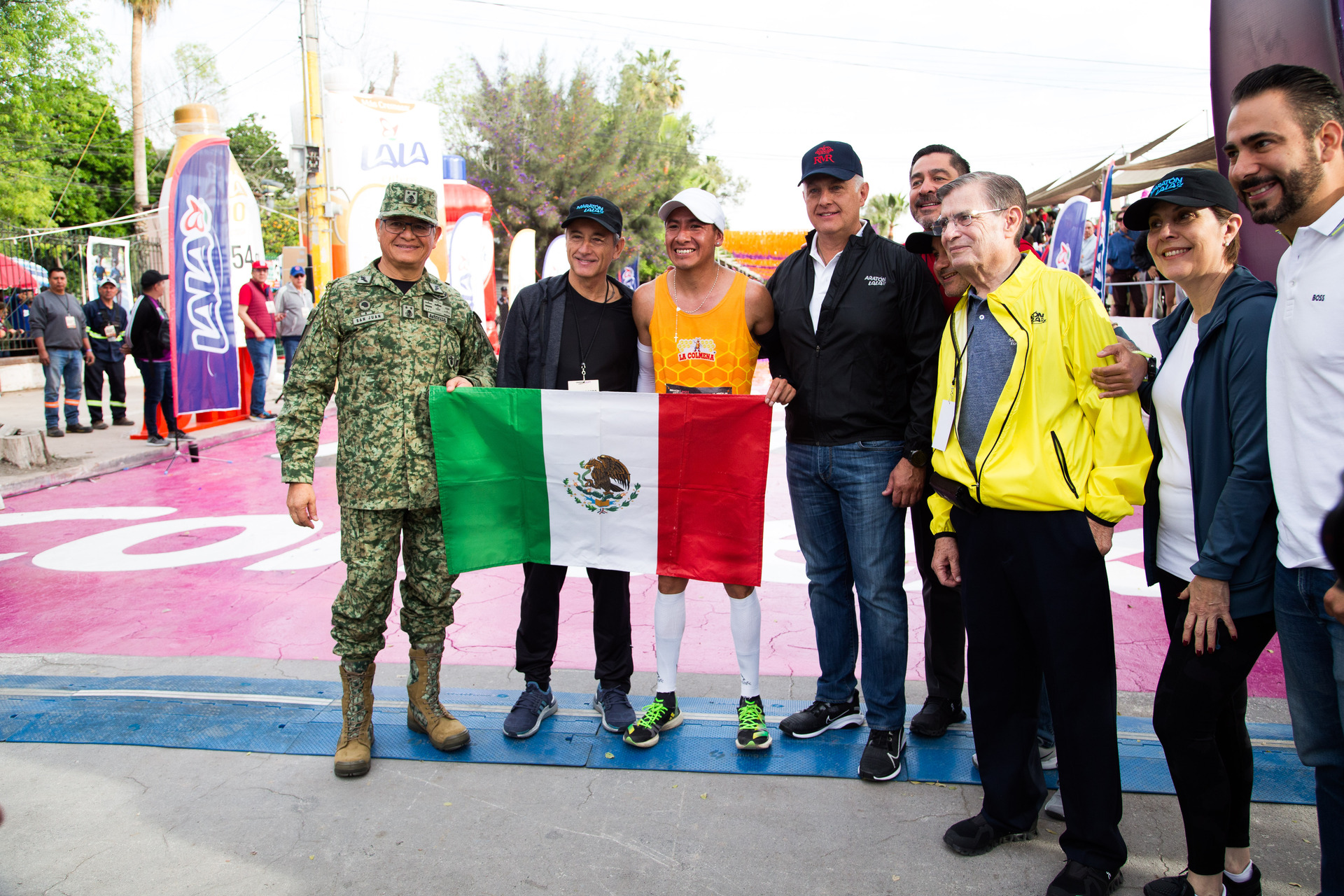 Funcionarios públicos y el alcalde Román Cepeda reciben a los ganadores del Maratón Lala 2024