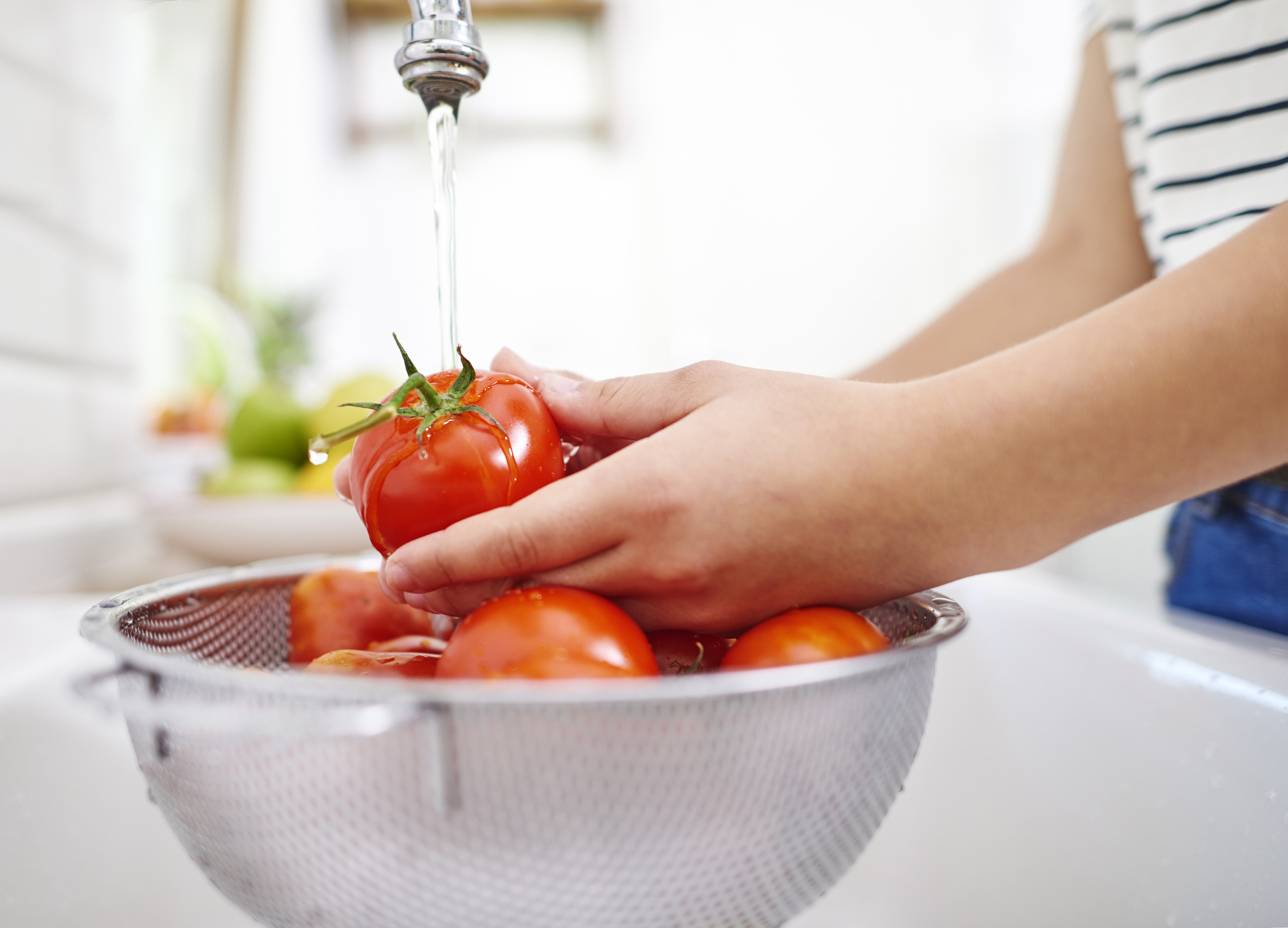 ¿Se deben desinfectar las frutas y verduras que se pelan?