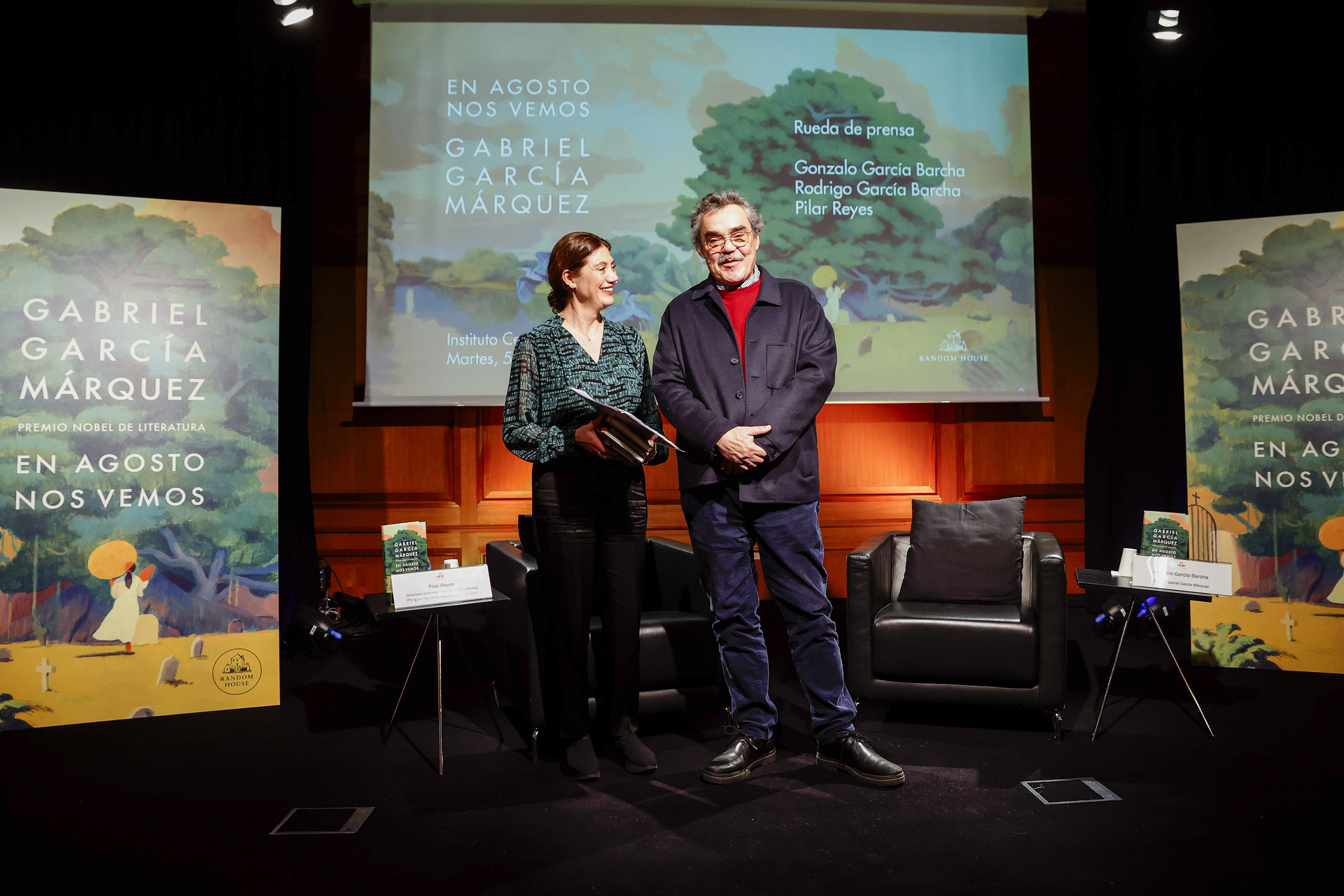  Pilar Reyes, directora editorial del sello Alfaguara, posa junto a uno de los hijos de Gabriel García Márquez, Gonzalo García Barcha (d) durante la presentación la novela inédita de su padre, 'En agosto nos vemos'; en el marco del X aniversario de la muerte del escritor colombiano, este martes en Madrid. (EFE)