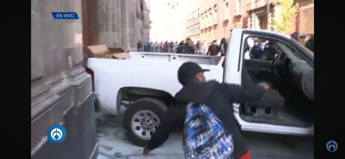 Derrumban la puerta de Palacio Nacional con una camioneta