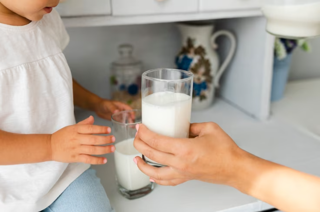 Las contraindicaciones de tomar leche descremada, según expertos