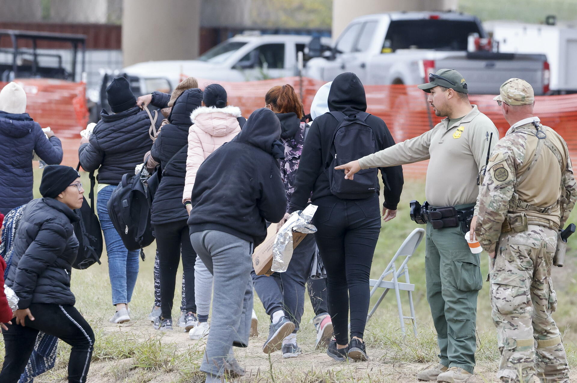 Gobernador Abbot presume 500 mil detenciones de migrantes en Texas