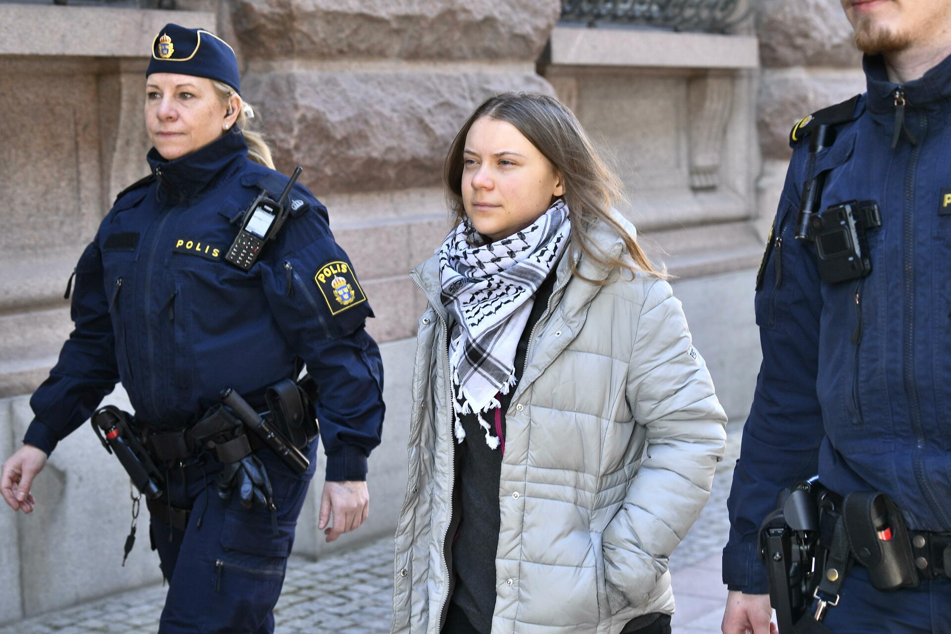 Policía remueve a Greta Thunberg del Parlamento de Suecia durante una protesta