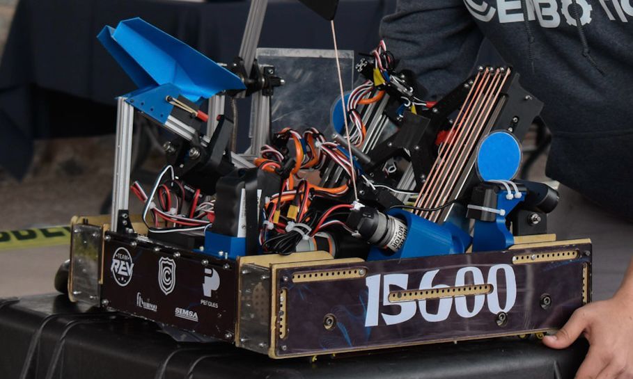 Exintegrantes del equipo de robótica Cerbotics 4400 regresan como patrocinadores 