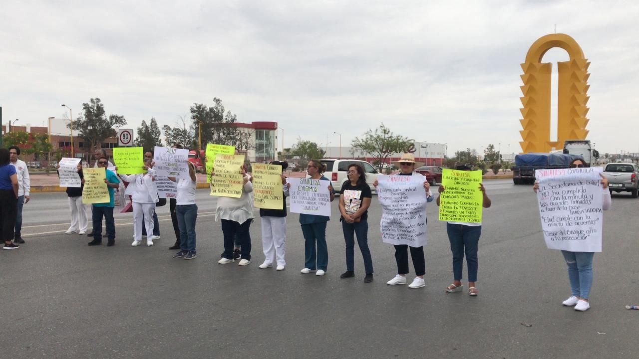 Personal de salud bloquea periférico de Torreón 