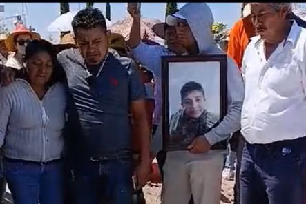 Los papás de Adriel le dieron el último adiós en el cementerio, luego de que el pequeño de 11 años murió víctima de presunto bullying al interior de la escuela primaria 'Benito Juárez' en Santiago de Anaya, Hidalgo. (EL UNIVERSAL)