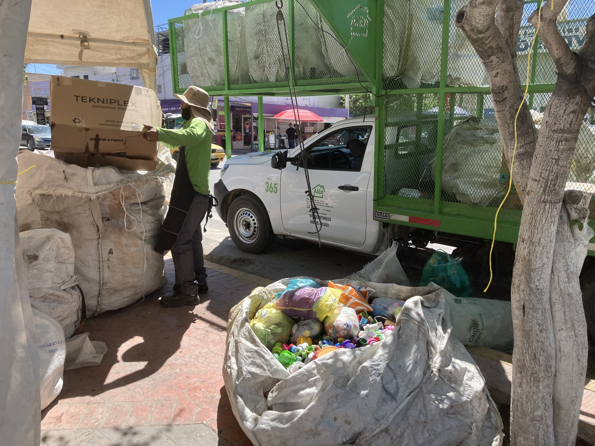 Hace unos días se instaló nuevamente el módulo de canje de materiales reciclables en la plaza principal de San Pedro, en donde se tuvo una buena respuesta.