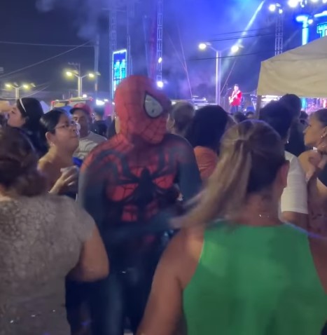 Hasta 'Spider-Man' cae rendido ante el sonido de las cumbias