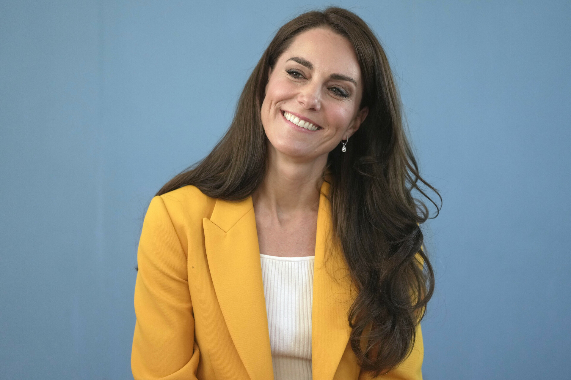Desde que en enero se anunció que Kate Middleton, princesa de Gales, fue sometida a una cirugía abdominal, la atención se ha centrado en ella. Su desaparición de la escena pública ha abonado a una serie de teorías. Pero ahora, de acuerdo con un medio británico, la esposa del príncipe Guillermo se ha dejado ver en su compañía.