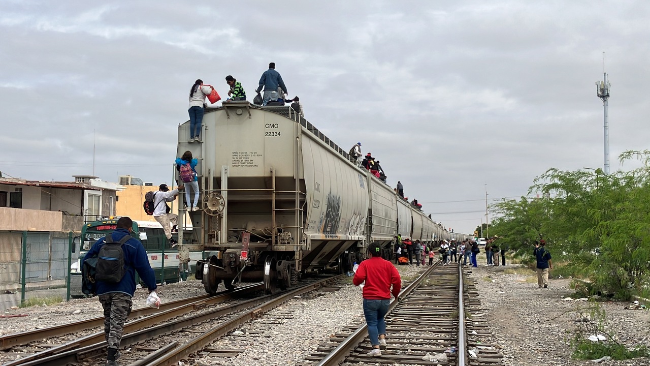 Tren detiene su marcha en Gómez Palacio y cientos de migrantes aprovecharon para subir y lograr llegar a Estados Unidos.