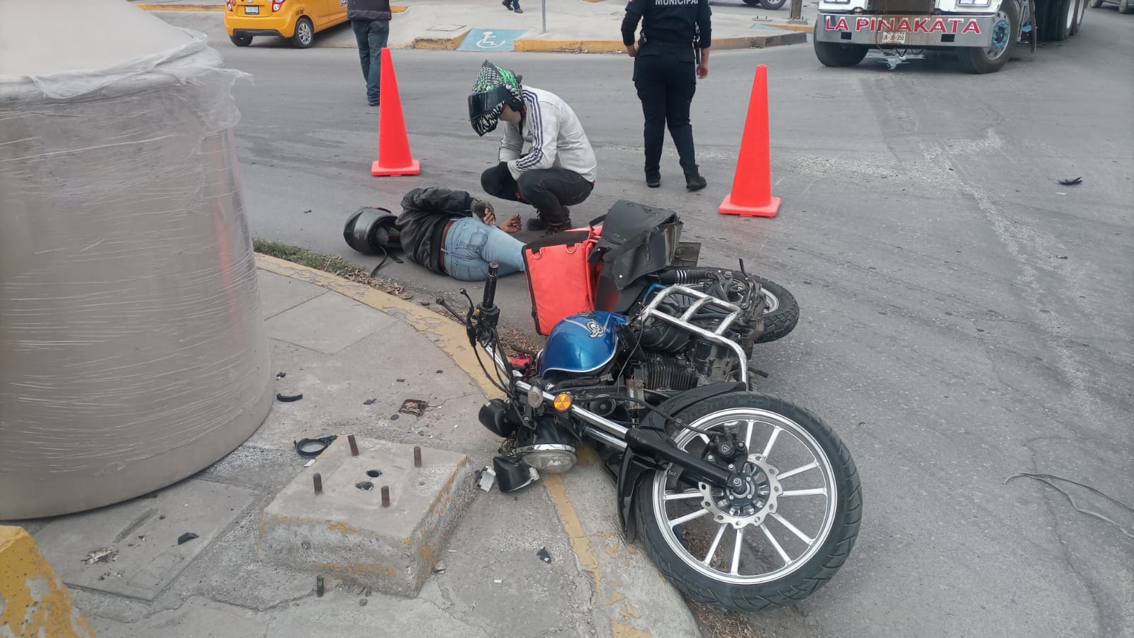 Motociclista acaba en el hospital tras impactarse contra camión que le cortó la circulación