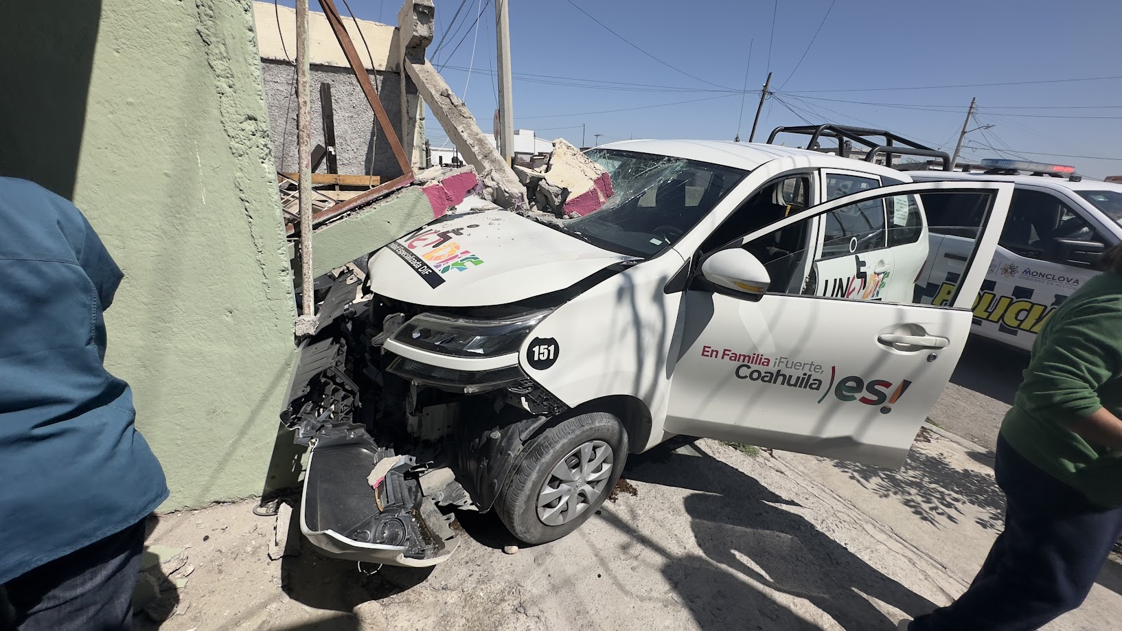 Choca auto UneDIF con persona discapacitada a bordo