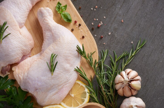 Lavar el pollo antes de cocinarlo puede afectar la salud