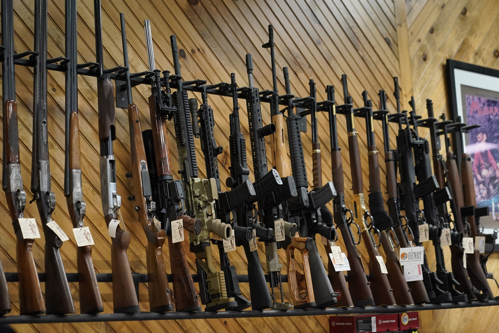 Detienen en Texas a cinco hombres por comprar armas para cártel en Tamaulipas