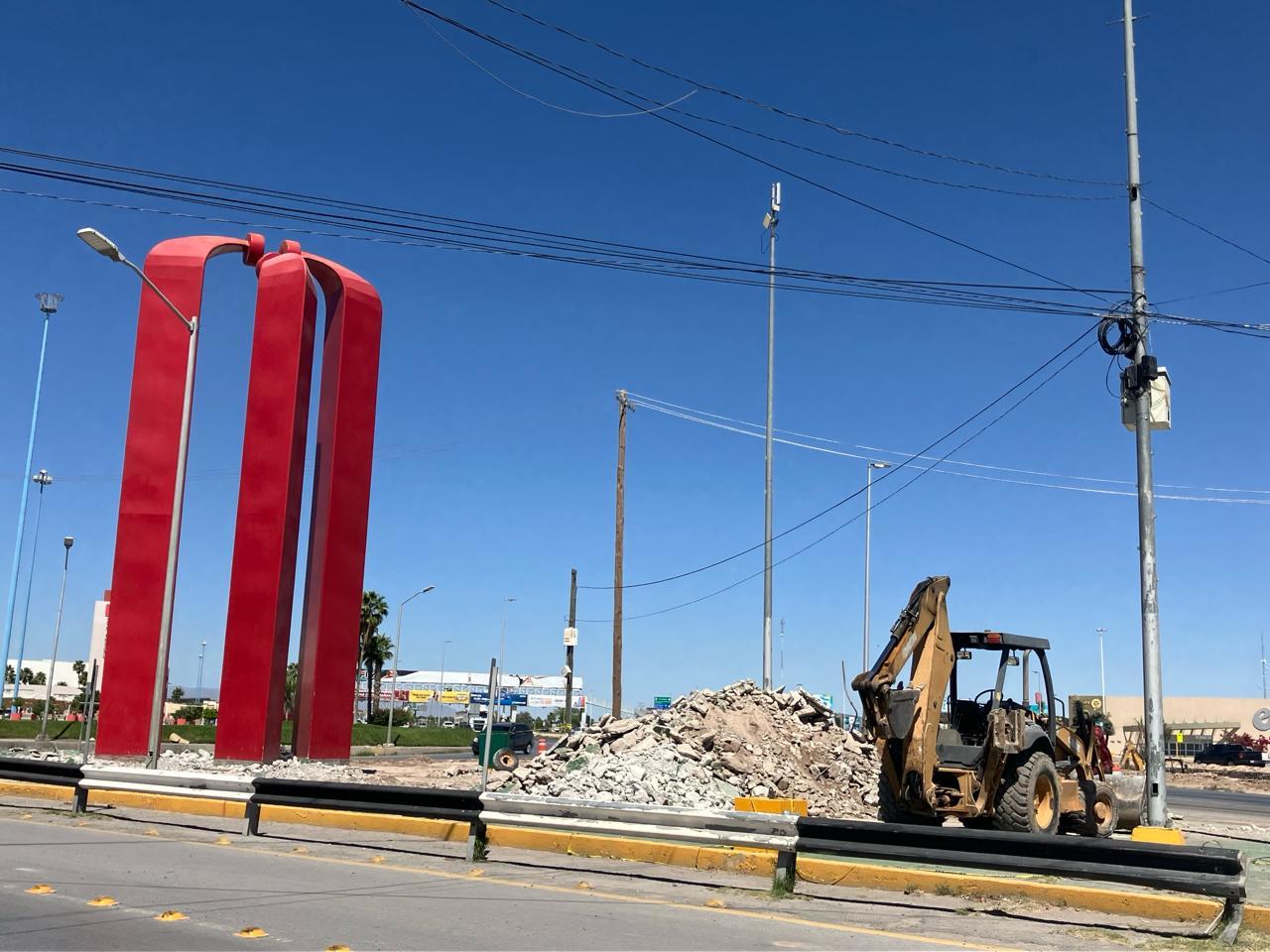Los trabajos que se llevan a cabo consisten en la demolición de las banquetas, con el retiro del adoquín del camellón.