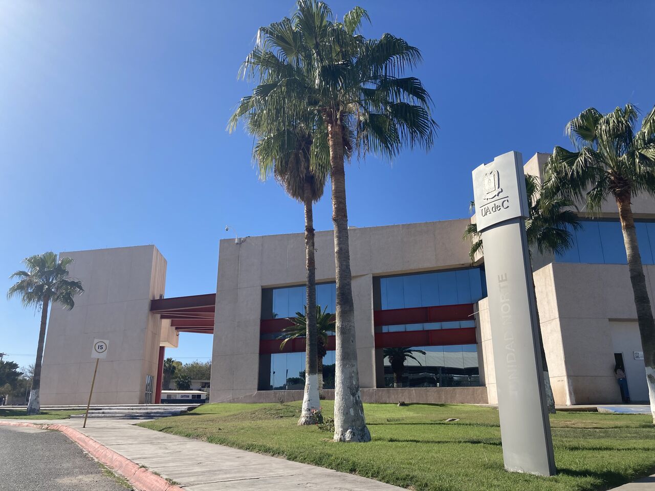La Universidad Autónoma de Coahuila (UAdeC) cuenta con un sistema de becas dirigido a alumnos cuyos padres o tutores son trabajadores de Altos Hornos de México o de alguna de sus filiales.