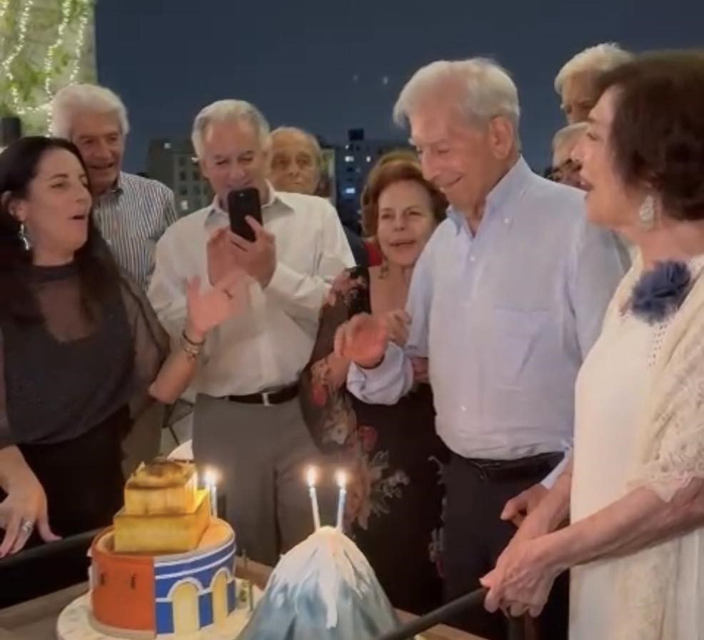 Mario Vargas Llosa cumple 88 años de edad y los celebra en Perú