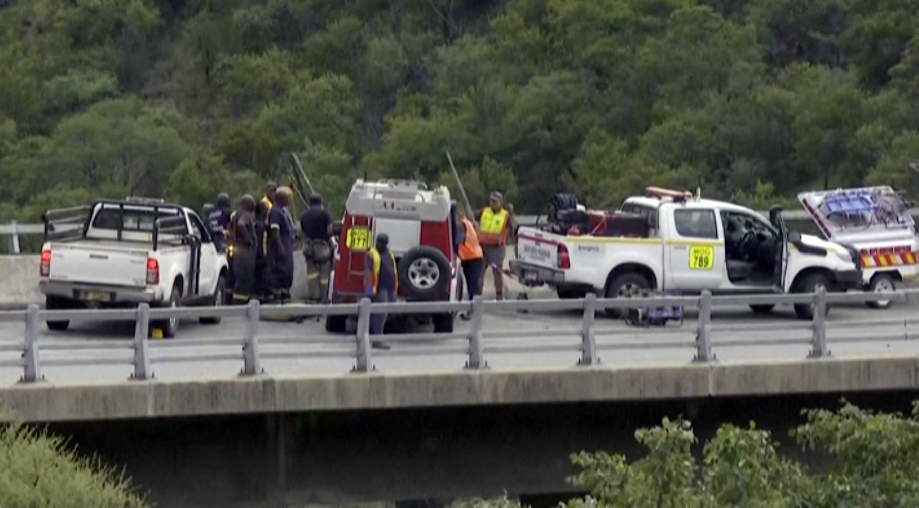 Mueren unas 45 personas al caer un autobús desde puente en Sudáfrica