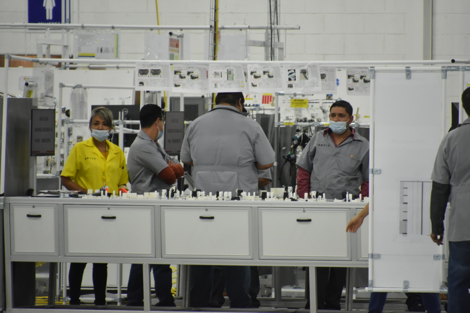 Trabajadores en una planta industrial. (ARCHIVO)