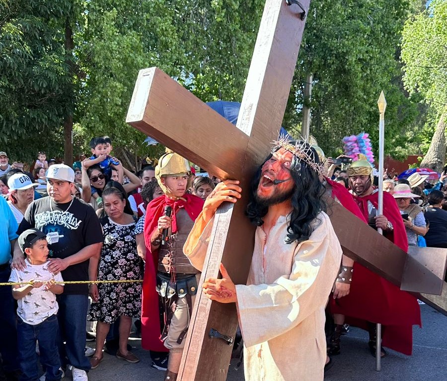 Viacrucis en la Parroquia del Santo Cristo del Ojo de Agua reúne a miles de saltillenses