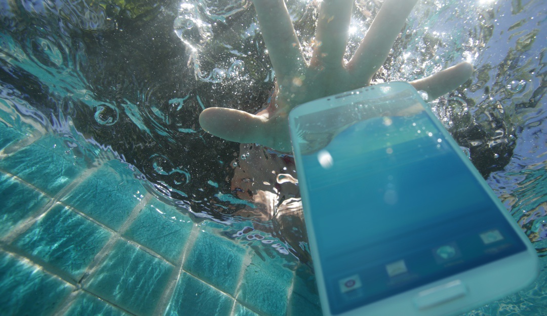 ¿Qué hacer si se te cae el celular al agua? 