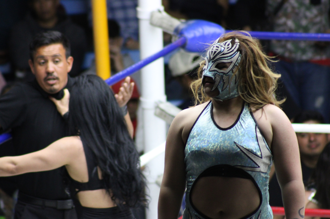 Lady Shadow es una luchadora muy joven, apenas alcanza los 16 años permitidos para portar la licencia de luchador profesional, pero eso no le impide pararse estoica en las arenas dentro y fuera de región.