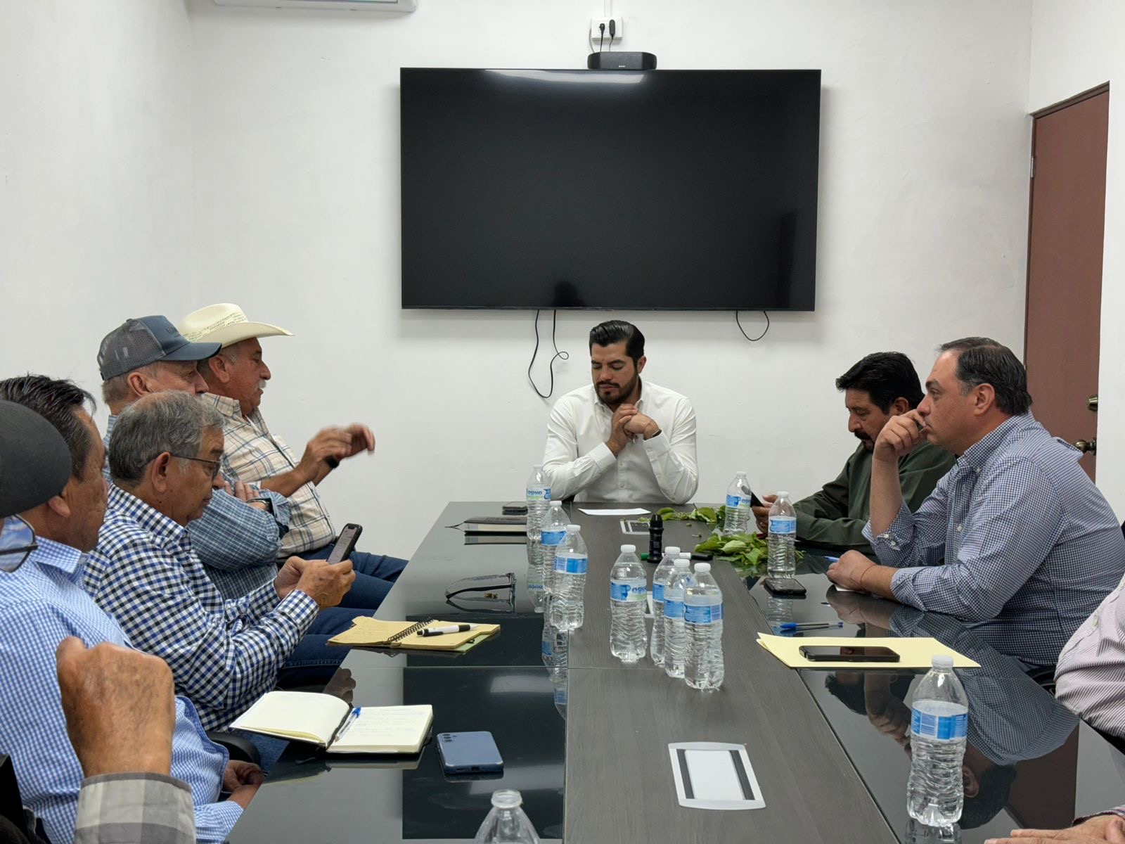 Se reúne alcalde con productores de manzana de Arteaga 