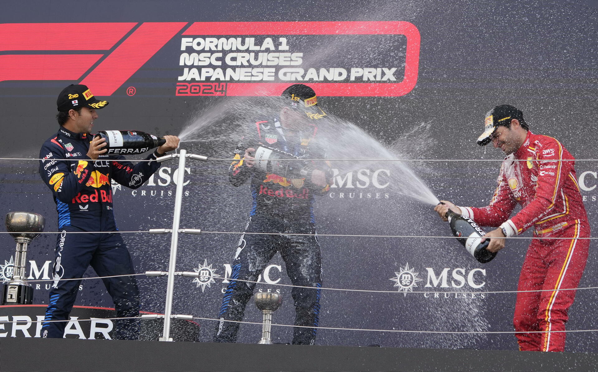 Max Verstappen gana el Gran Premio de Japón; 'Checo' Pérez llega segundo