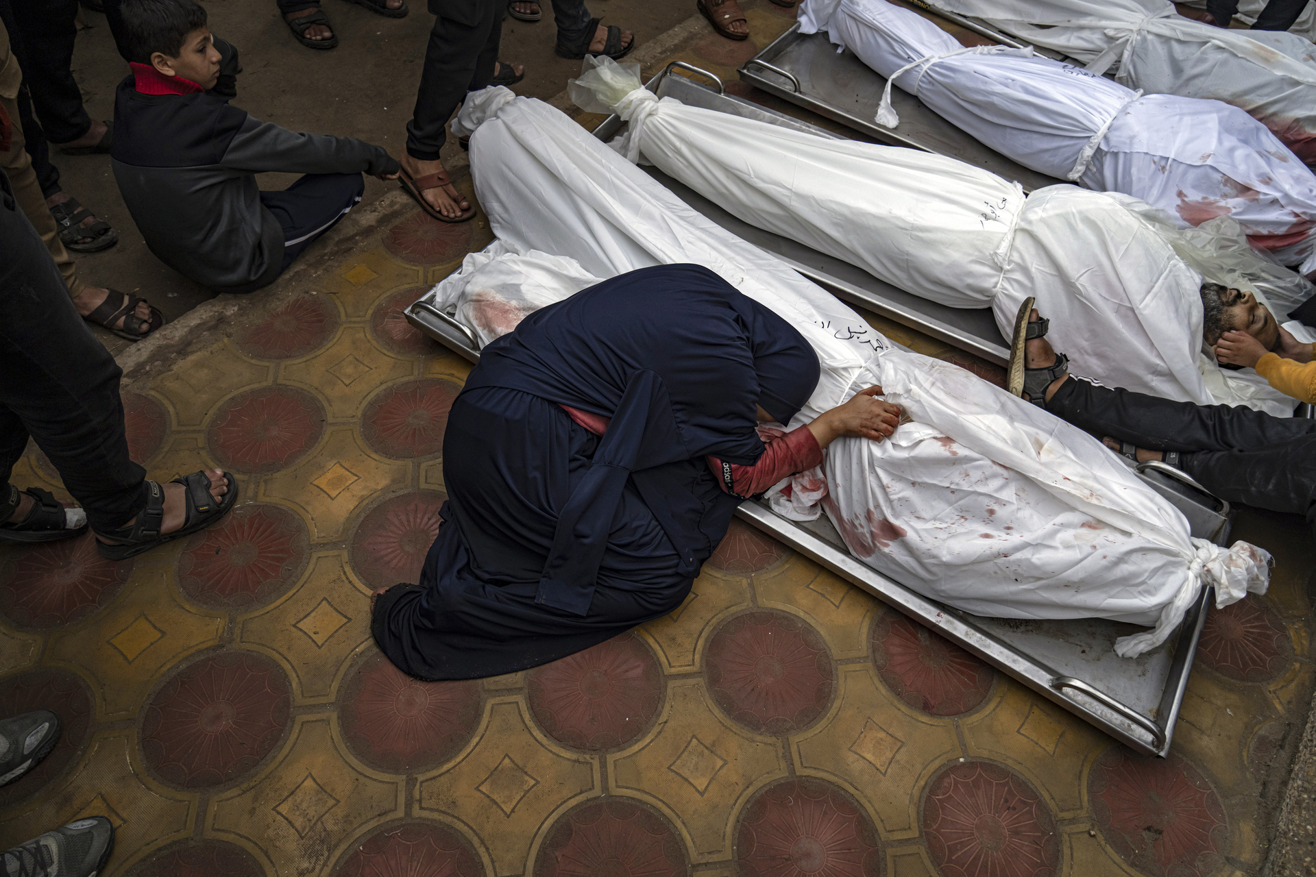 Mujer palestina llora a sus familiares asesinados por un bombardeo israelí en la Franja.  (AP)
