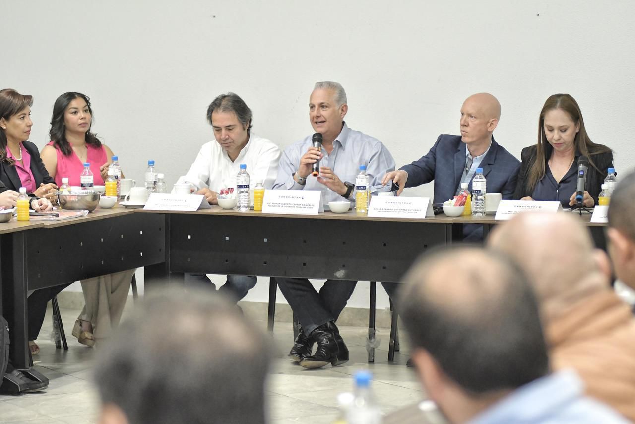 Román Alberto Cepeda se reúne con integrantes de Canacintra Torreón