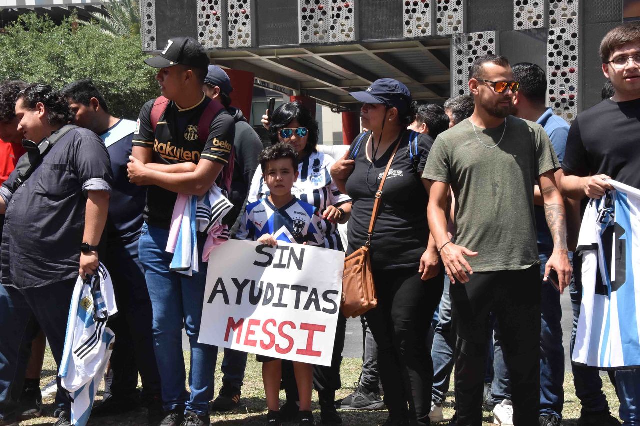 En su llegada, Messi fue recibido con una particular pancarta, 'Sin ayuditas Messi', se lee en un cartel sostenido por un niño. (EFE)