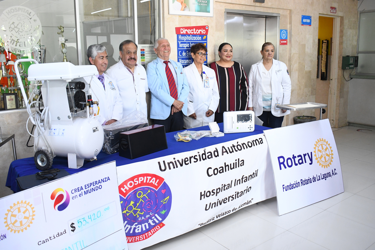 Representantes del Club Rotario de Torreón acudieron ayer al Hospital Infantil Universitario a entregar el equipo médico.