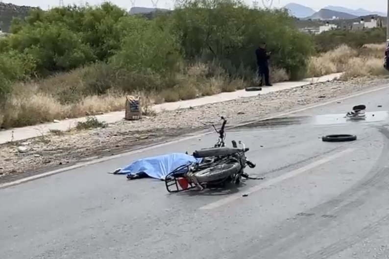El fallecido José Isabel de 52 años de edad, quien a bordo de su motocicleta circulaba con dirección al oriente sobre la Carretera Estatal Los Pinos. (EL SIGLO DE TORREÓN)