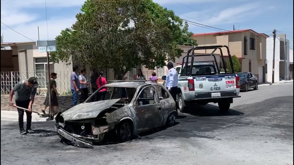 Falla mecánica provoca incendio de vehículo