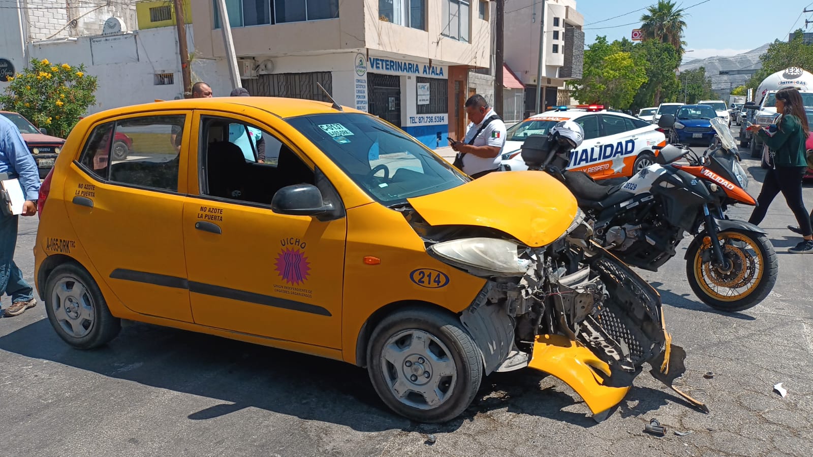 Chocan auto particular y taxi en el Centro de Torreón