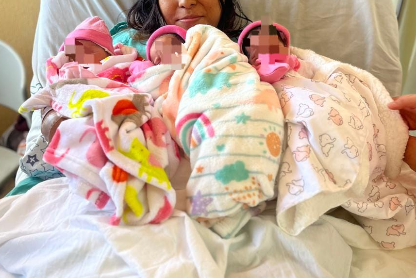 La asegurada, de 27 años dio a luz de manera exitosa a tres niñas sanas. (SERGIO A. RODRÍGUEZ)